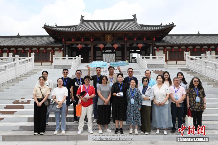 中国侨网9月10日，海外华文媒体代表等在德寿宫合影。当日，“让世界听见宋韵新潮声”海外华文媒体采风行在浙江杭州上城举行，12家海外华文媒体的代表参访德寿宫、清河坊历史街区等，感受当地文化底蕴和文化业态。中新社记者 王刚 摄