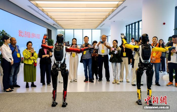 中国侨网9月25日,湖北武汉,来自9个国家的15位海外华文媒体代表走进湖北人形机器人创新中心,深入体验了人形机器人的生活应用场景,纷纷点赞湖北尖端机器人技术成果。图为海外华文媒体代表观看人形机器人表演。中新社记者 张畅 摄