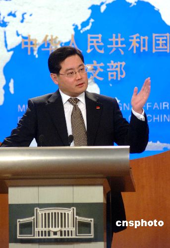 四月三日,中国外交部发言人秦刚在例行记者会上回答媒体提问.