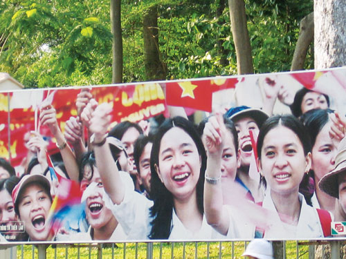 越南河内街头悬挂的爱国宣传画