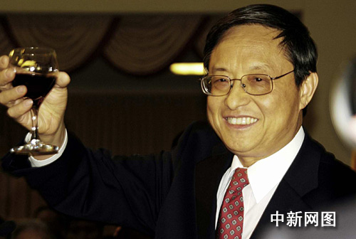 中国驻美大使周文重手举酒杯向广大华侨华人朋友祝福节日.(邱江波 摄)