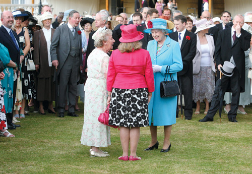 7月19日,女王在花园聚会上与来宾交谈