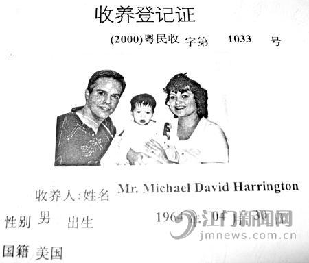 迈克尔夫妇和刚被收养时的江玉雅