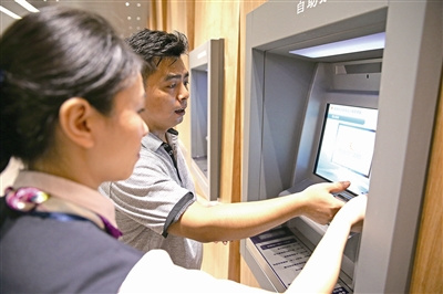 市民在工作人员指引下自助办理。