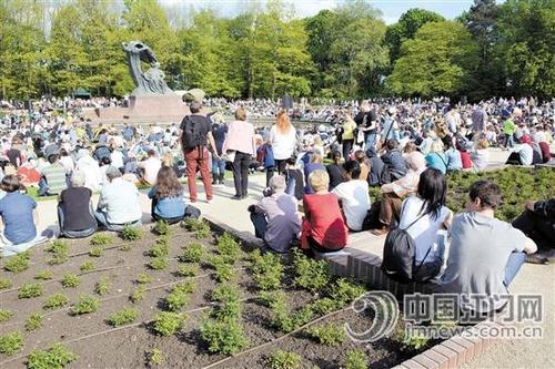 中国侨网数千名听众在华沙瓦津基公园肖邦巨雕周围,倾听肖邦钢琴曲演奏。