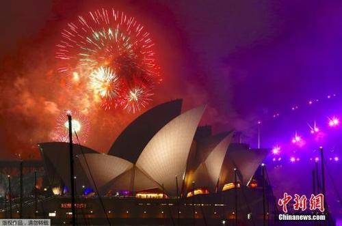 中国侨网当地时间12月31日，澳大利亚悉尼港和悉尼歌剧院上空燃放烟花迎接新年到来。