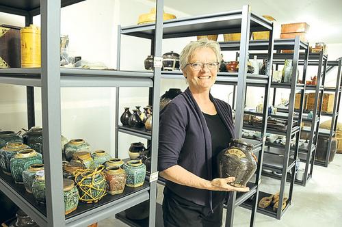中国侨网馆主洛娜在博物馆建筑土库内，展示自收藏家贝克手中购买的华人文物。（加拿大《星岛日报》）