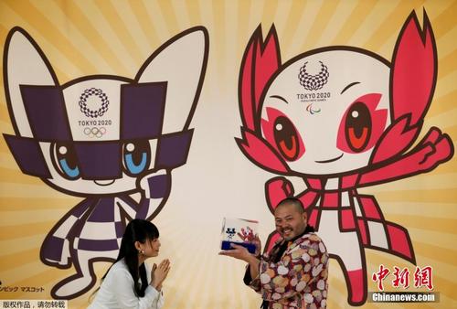 中国侨网资料图：当地时间2月28日，2020年东京奥运会吉祥物在日本东京公布，配有奥运会会徽图案的富有未来感的机器人吉祥物方案获得最高票数。