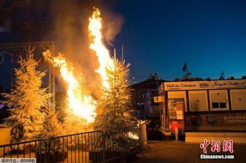 中国侨网2018年12月4日，“黄背心”运动抗议活动中，街头的圣诞树被点燃。