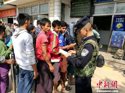 中国侨网图为民警给候检排队旅客预检　曹能　摄