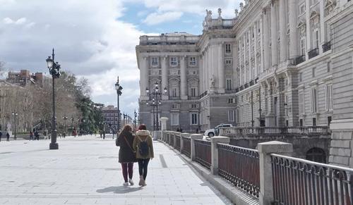 中国侨网西班牙马德里王宫，每年都接待无数外国游客。（《欧洲时报》/马瑞 摄）