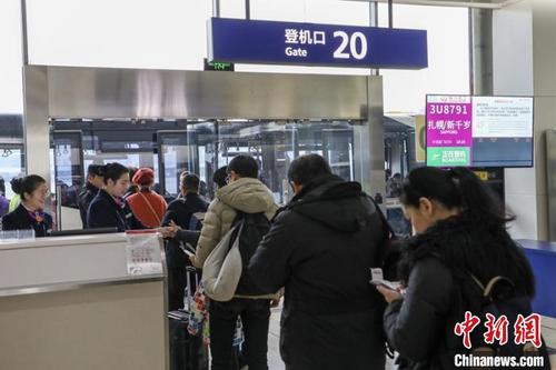 中国侨网17日，乘坐成都至札幌首航航班的旅客正在登机。　赵汪洋　摄