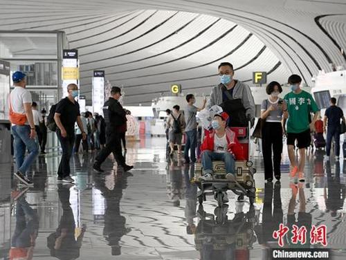 中国侨网6月3日，旅客在北京大兴国际机场出发层准备出行。自6月1日起，大兴机场国内航班开始逐步恢复。 中新社记者 侯宇 摄  