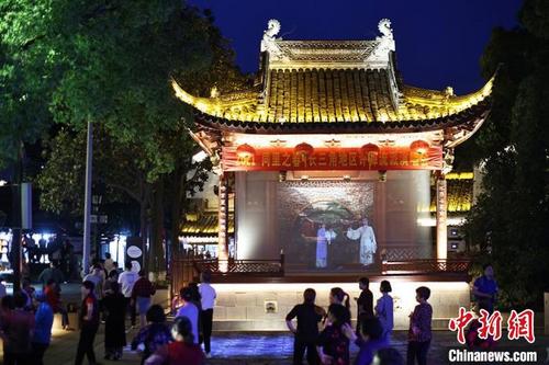 中国侨网夜色中的同里古镇，戏剧人物的演出投影在古戏台中，让人在360度沉浸式演出中感受美。　泱波　摄