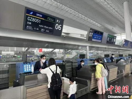 中国侨网旅客正在办理行李托运手续　南方航空 供图