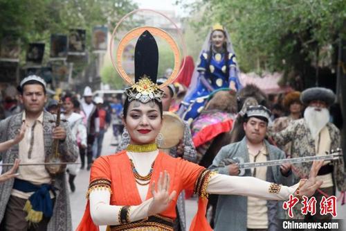 中国侨网2015年,喀什古城成功创建国家5A级旅游景区,成为中国最大的开放式人文旅游景区。 孙亭文 摄