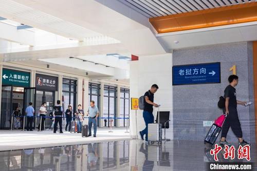 中国侨网图为旅客前往站台。　卫海林　摄