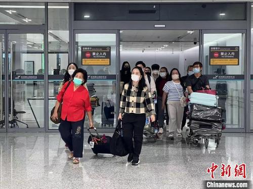 中国侨网印尼游客抵达杭州 王题题 摄