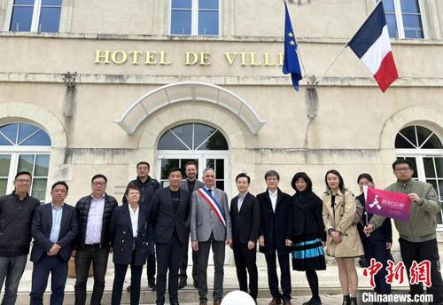 中国侨网当地时间5月20日，欧时文旅代表团在法国著名温泉小镇拉罗什波赛（理肤泉）参观。　欧时文旅　摄