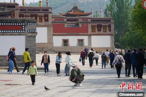 中国侨网图为游客在塔尔寺内观光游览。　马铭言 摄