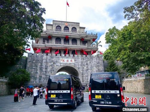 中国侨网越南河内—中国南宁国际直达客运车辆经中国友谊关口岸入境。　宋健　摄