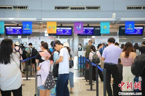 中国侨网旅客值机现场。　宁波机场供图
