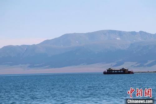 中国侨网一艘游船泛波湖上。 喇小飞摄