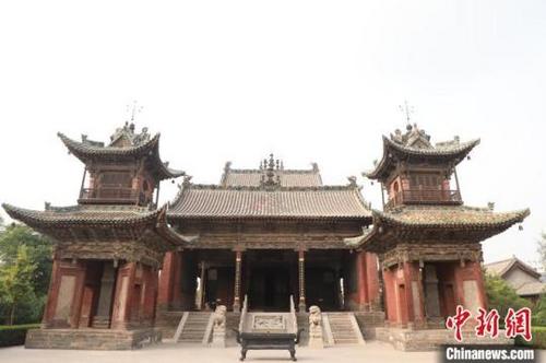 中国侨网献殿和左右分峙的钟、鼓二楼,一字排开,气势非凡。向上 摄