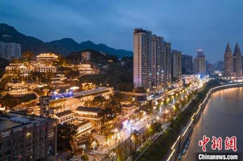 航拍重庆开埠遗址公园 百年老建筑展迷人夜景