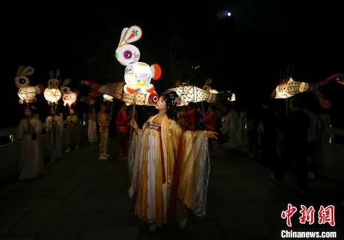 中国侨网花灯表演队伍在安徽省黄山市黟县宏村巡游。 施亚磊 摄