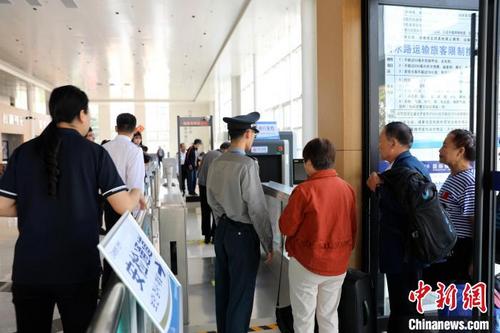 中国侨网图为“日照东方”轮旅客排队安检进候船厅。 娄华轩 摄