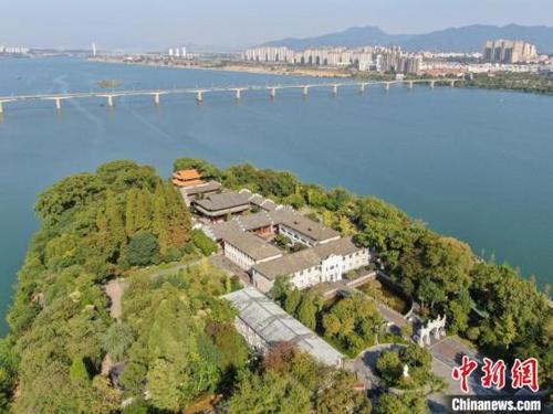 中国侨网图为航拍地处吉安市赣江江心洲上的白鹭洲书院,只见绿树成荫,古建成群,风景秀美如画。刘力鑫 摄