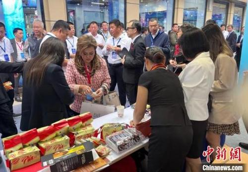 中国侨网10月25日，湖北—东盟农产品博览会上的东盟美食引人驻足。武一力 摄