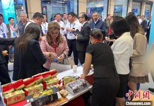中国侨网10月25日,湖北—东盟农产品博览会上的东盟美食引人驻足。武一力 摄