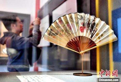 中国侨网图为市民参观展览。中新网记者 吕明 摄