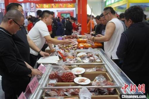 中国侨网2023全球预制食材博览会吸引众多采购商、经销商洽谈合作。 韩章云 摄
