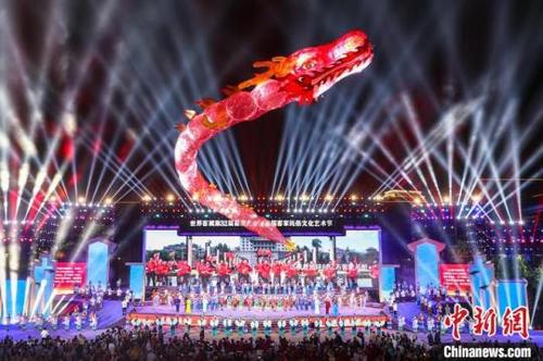 中国侨网图为一条“巨龙”在艺术节演出现场上空“翩翩起舞”。刘力鑫 摄
