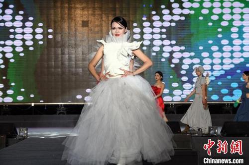 中国侨网图为创意时装秀《沙漠玫瑰》。中新网记者 孙亭文 摄