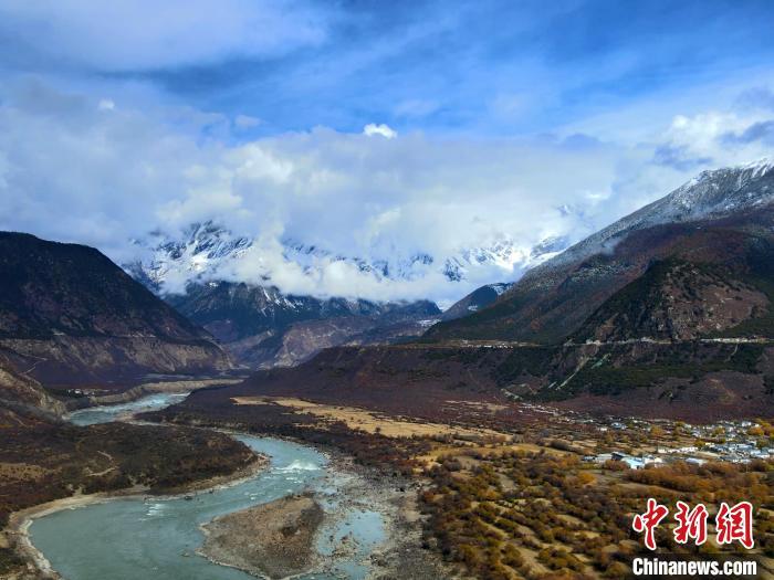中国侨网图为索松村远眺南迦巴瓦峰。德吉 摄