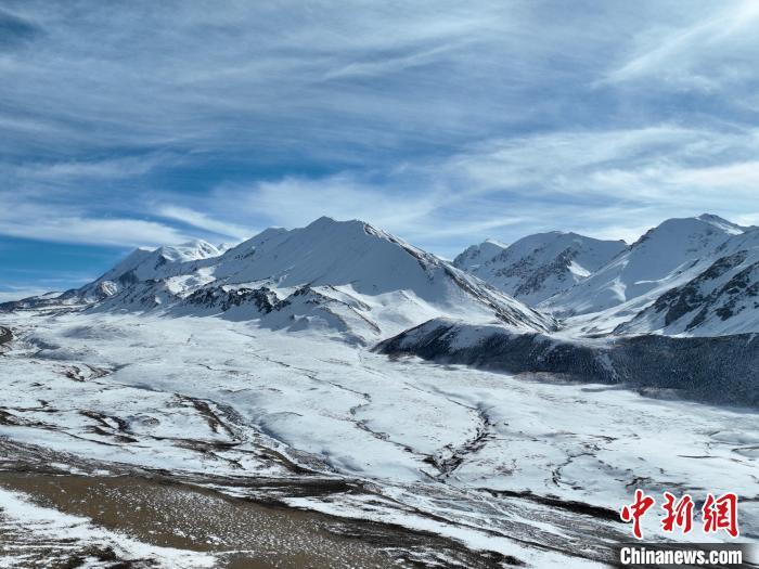 中国侨网图为冬日阿尼玛卿雪山。赵凛松 摄