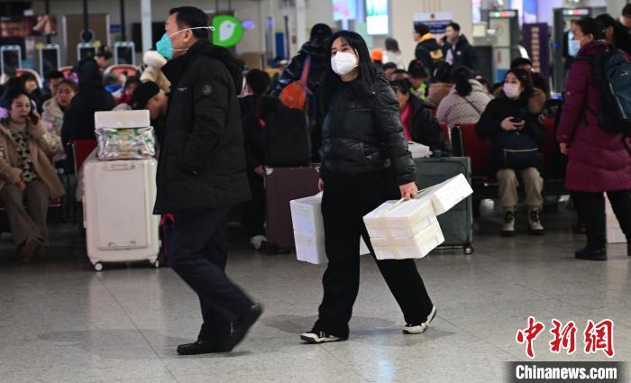 中国侨网图为旅客在丹东火车站候车。中新网记者 于海洋 摄