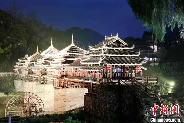 中国侨网图为夜色下的程阳风雨桥。龚普康 摄