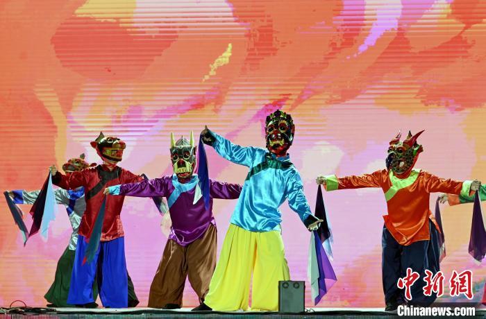 中国侨网7月31日晚，九寨沟第二届国际生态旅游季在九寨沟县举行。此次活动以“畅游童话九寨 感受生态魅力”为主题，由中共九寨沟县委、九寨沟县人民政府、九寨沟风景名胜区管理局、阿坝州大九寨文化旅游投资发展集团有限责任公司主办，活动旨在通过丰富的文化旅游活动，进一步打造和提升九寨沟生态旅游品牌国际影响力。图为开幕式上的《?舞》表演。中新社记者 安源 摄