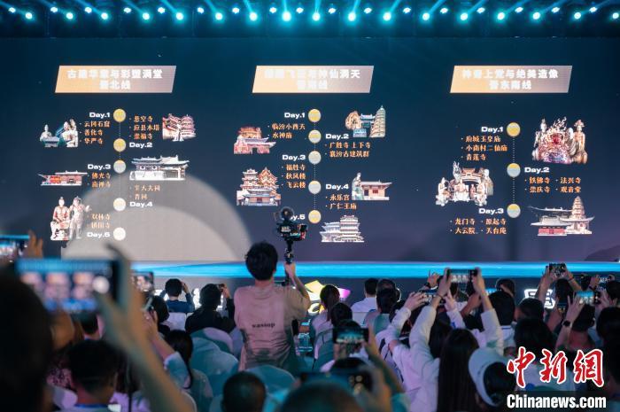 中国侨网8月22日晚，山西省太原市，“跟着悟空游山西”活动正式启动，文旅部门发布多条旅游线路。中国国产单机游戏《黑神话：悟空》在全球同步上线以来，“黑神话悟空中的山西古建筑”等与山西古建相关话题在社交平台引发热议。为此，山西省文化和旅游厅结合游戏中27个山西取景地，发布多条旅游线路，诚邀全球游客及游戏玩家前来参观旅游。中新社记者 韦亮 摄