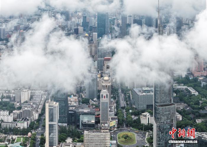 中国侨网8月12日,江苏南京,航拍大雨后的城市景致,云雾缭绕宛若“天空之城”。(无人机照片)中新社记者 泱波 摄