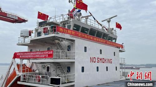 中国侨网11月15日,满载货物的“华航汉亚6”轮从武汉阳逻港启航。武一力 摄