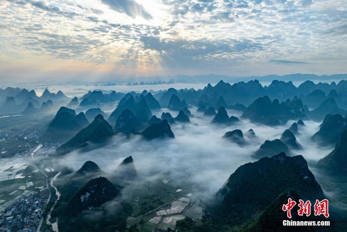 广西桂林：云雾缭绕绘丹青 雨后峰林描绘水墨仙境
