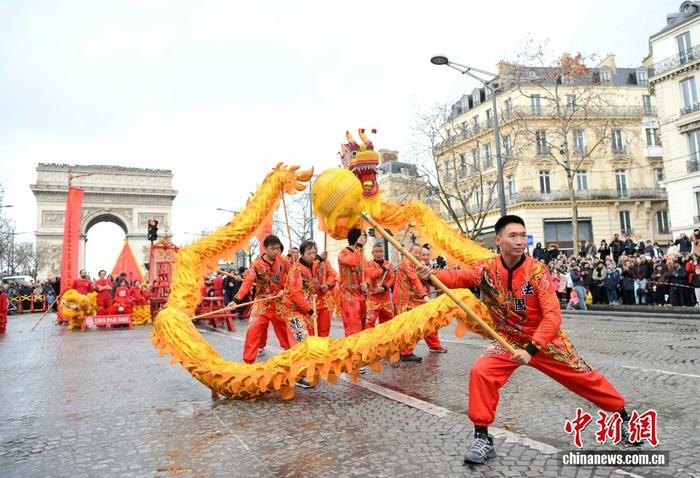 巴黎香榭丽舍大街舞龙舞狮迎新春