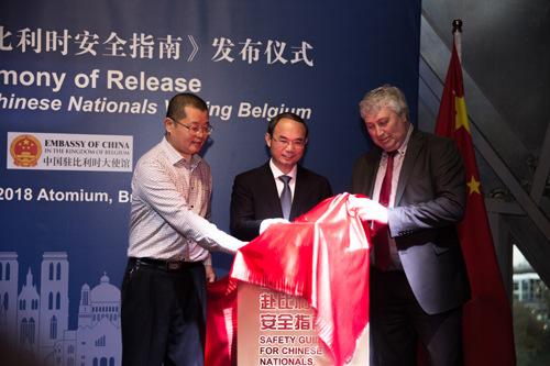 中国侨网曹忠明大使、罗斯蒙局长与中国游客代表为书塔揭幕