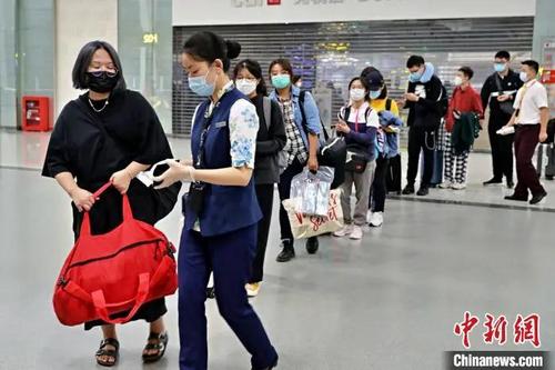 中国侨网图为留学生排队准备登机。重庆江北国际机场供图